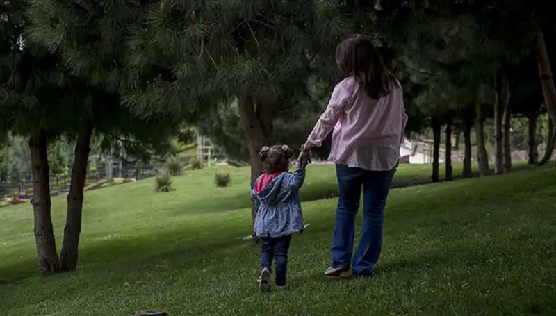 Yargıtay'dan Çarpıcı Koruyucu Aile Kararı: Annesiyle İki Ziyaret Hakkı!