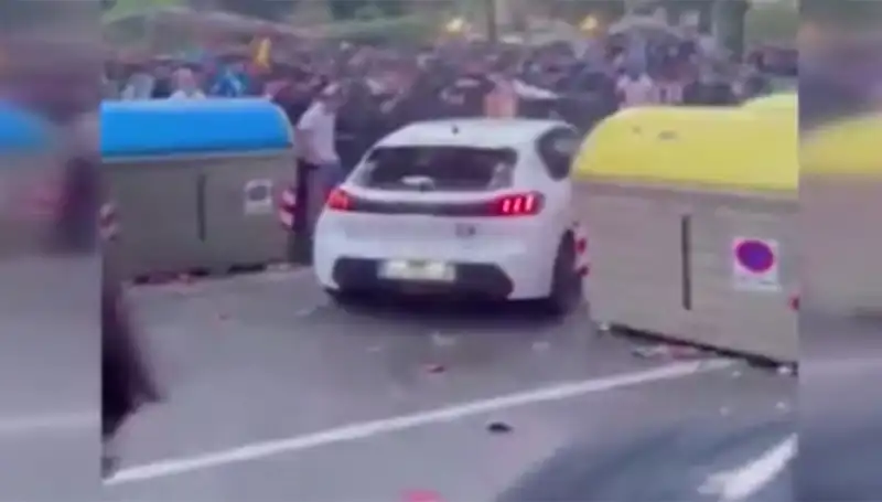 Taraftar Kargaşasında Aracıyla Kalabalığın İçine Daldı: 13 Yaralı