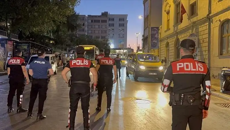 İstanbul'da 4 Saatte Yüzlerce Gözaltı: Asayiş Operasyonu Büyüklüğüyle Dikkat Çekti