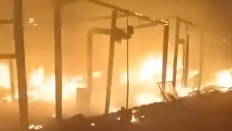 Elektrik Telinin Koptuğu Kaza: 15 Çadır Alev Alev Yandı!