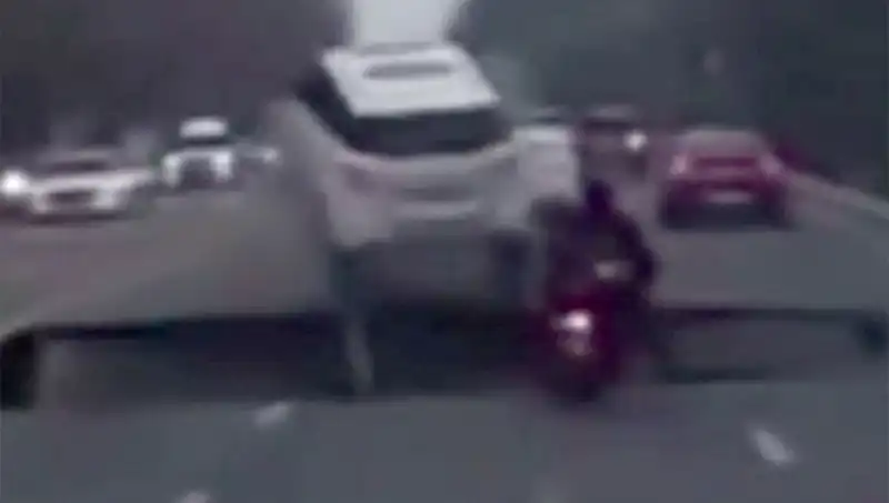 Güney Kore Otoyolunda Oluşan Dev Çukur Motosikleti Yuttu, Şok Eden Olay!
