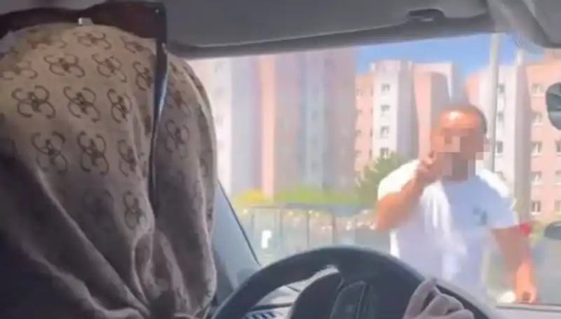 Trafikte Dehşet Anları: Önünü Kestim Dedi, Camı Yumrukladı!