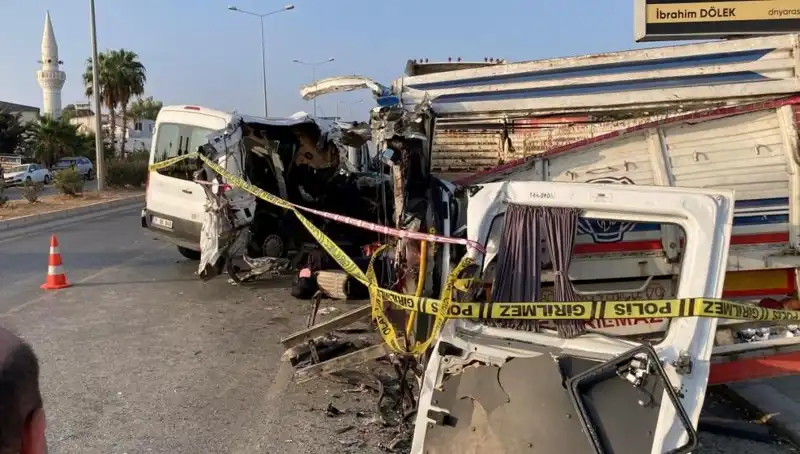 Mersin'de Tatil Yolundaki Feci Kaza: İki Can Gitti, 10 Yaralı