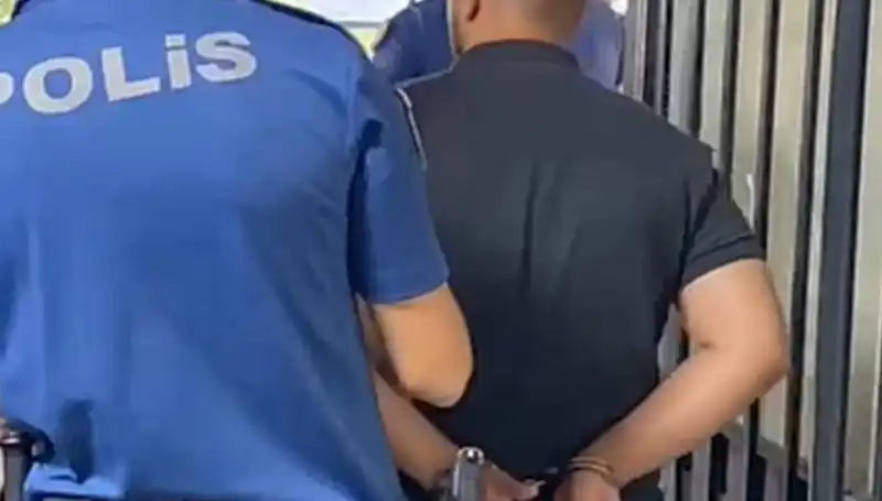 İzmir'de Polise Saldıran Şahıs Hızla Tutuklandı: Olayın Arkasındaki Gerçekler