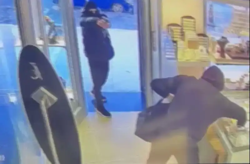 Ümraniye'de Heyecan Dolu Soygun Girişimi: 5 Maskeli Şahıs Silahlı Saldırı Düzenledi