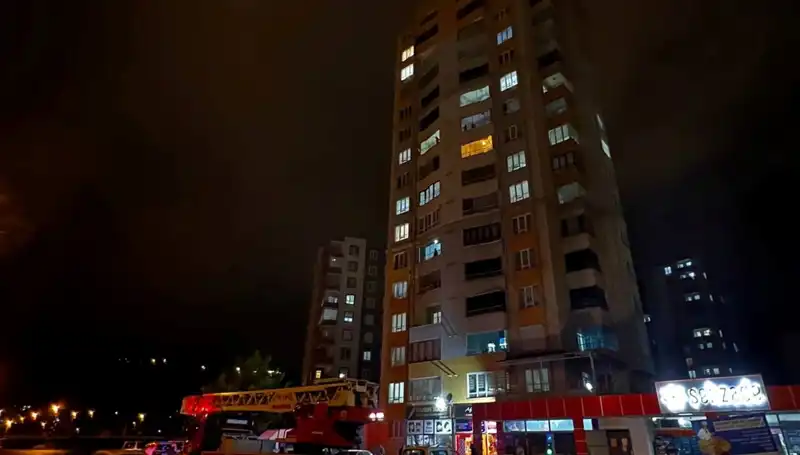 Yıldırım Olayı: Apartmanın Çatısına Düşen yıldırım Belgelerini Kaldırdı