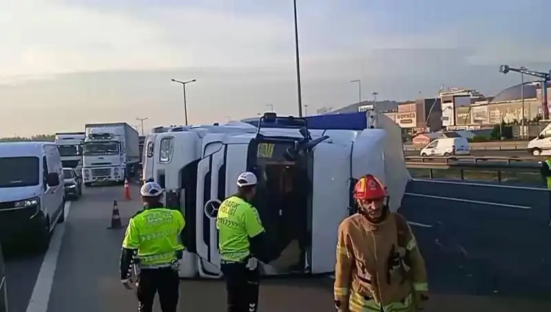 Pendik TEM Otoyolu'nda Devrilen TIR, İstanbul Tirebolu Yönünde Yoğun Trafik Oluşturdu