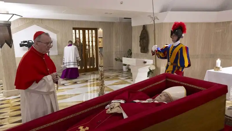 Papa'nın Ölümünden Sonra İlk Kez Tabutundaki Fotoğraflar Yayınlandı