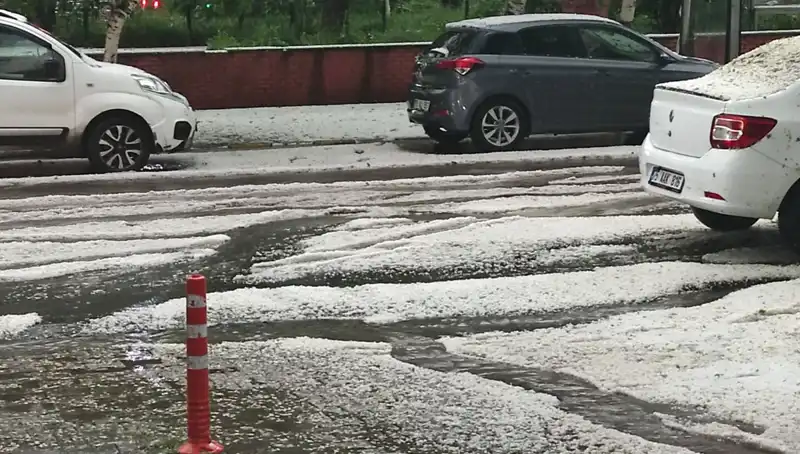 Ardahan'da Dolu Yağmuruyla Şehir Beyaza Büründü