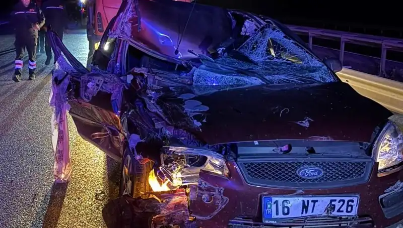 Afyonkarahisar'da Otomobil ve TIR Çarpıştı: 4 Yaralı, Kaza Anı Gözler Önünde