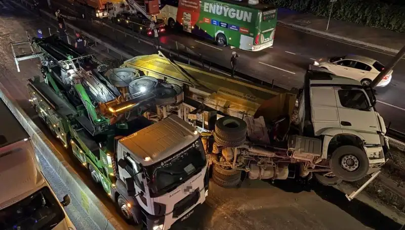 Moloz Yüklü Hafriyat Kamyonu Devrildi: Olay Yerinde Panik Havası