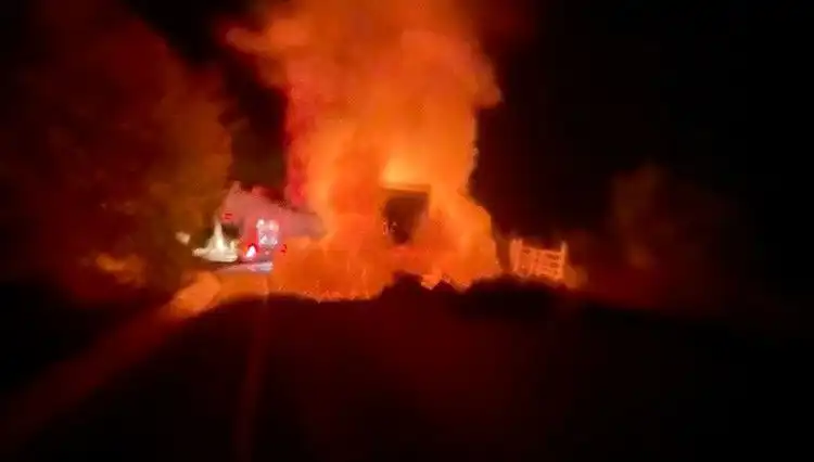 Seyir Halindeki Kamyonet İtfaiyecilerin Müdahalesiyle Kontrol Altına Alındı