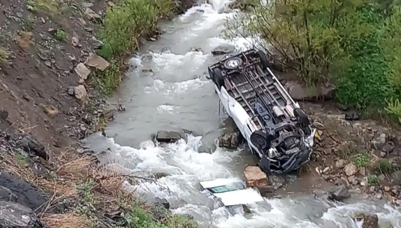 Hakkari'de Minibüs Devrildi: Can Pazarında İki Can Gitti, Üç Kişi Yaralandı