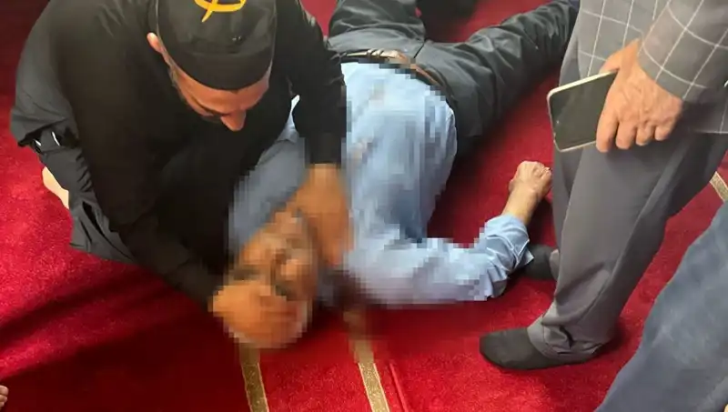 Camide Namaz Kılarken Yaşanan Bıçaklı Saldırı, Toplumu Şok Etti