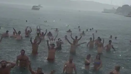 İstanbul Bebek’te Yağmura Rağmen Denize Girenlerin Heyecan Dolu Anları