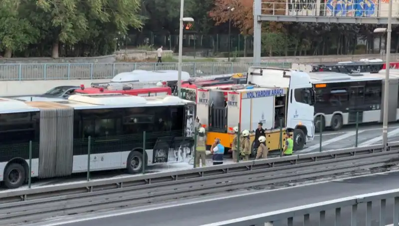İstanbul Metrobüs Yangını: Şehirde Trafik Kaosu Başladı