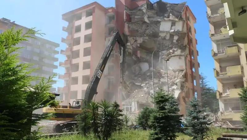 Dalgaların Gücü: Şehirde İki Bina Yıkım Süreci Başladı