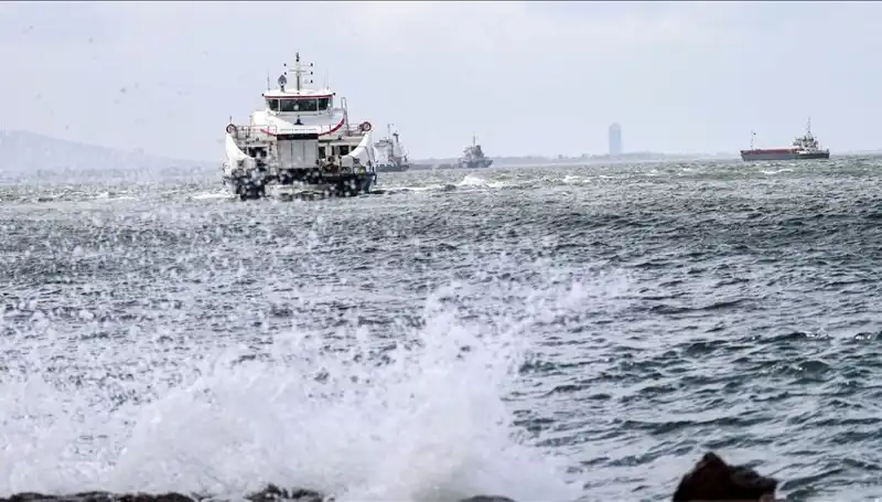 İzmir'de Fırtına Uyarısı: Vapur Seferleri İptal Edildi!