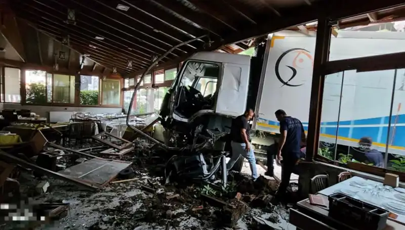 Freni Boşalan Kamyon, Kalabalık Restoranı Rüzgar Gibi Sarmaladı