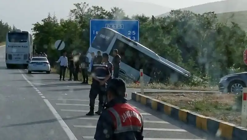 Isparta'da Korkunç Kaza: Tur Otobüsü Yolcu Otobüsüyle Çarpıştı, Yaralılar Var