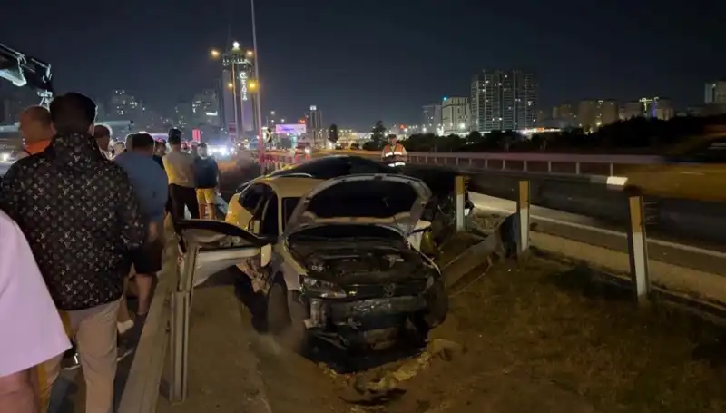 Otomobiller Yol Ayrımında Boşluğa Düştü: Kaza Anı Gözler Önünde