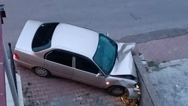 Kontrolü Kaybeden Araç Duvara Çarptı: Kazada Yaşananlar