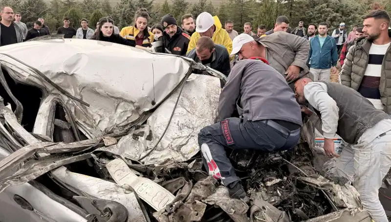 TIR ile Çarpışan Araç Kağıt Gibi Ezildi: Yaşanan Kaza Detayları