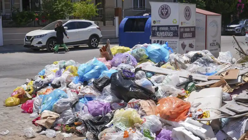 İzmir'de Çöp Yığınları Krizi: Çözüm Arayışları Hız Kazandı