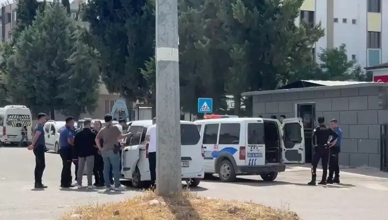 Adliye Önünde Kanlı Kavga! İki Aile Arasında Çatışma: 5 Yaralı, 7 Gözaltı