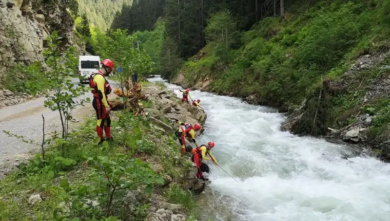 Trabzon’da Dereye Düşen Çocuk İçin Umutlu Arama Çalışmaları Devam Ediyor