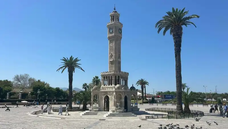 İzmir Sıcaklarına Teslim Oldu: Meydanlar Boş, Hava Durumu Alarm Veriyor