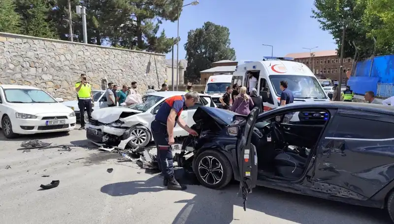 Bitlis'te Trafik Kazası: 10 Kişi Yaralandı, Olay Yeri Kaos İçinde