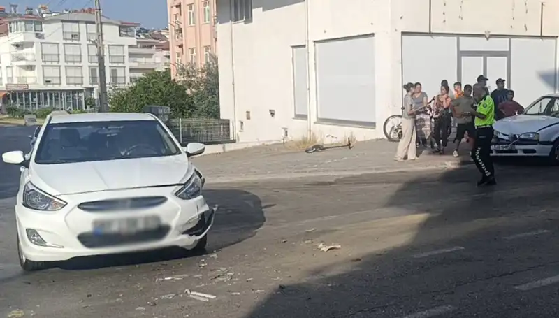 Antalya'da Korkunç Kaza: İki Otomobil Çarpıştı, 4 Yaralı!