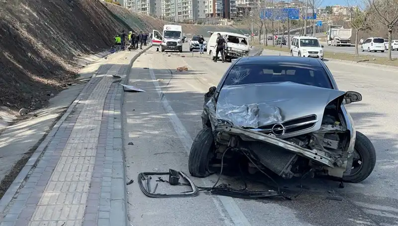 Otomobil Minibüse Çarptı: Korkunç Kazada 1 Ölü, 3 Yaralı
